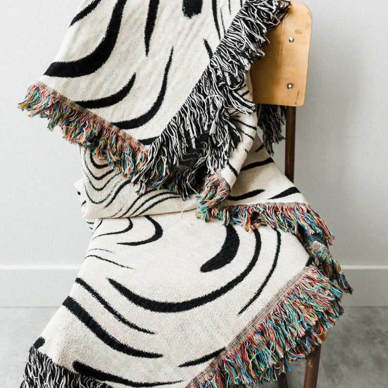 Abstract Wavy Jacquard Woven Throw Blanket Boho Black White Swirl Tassel Blanket Modern Art Woven Sofa Throw Home Decor
