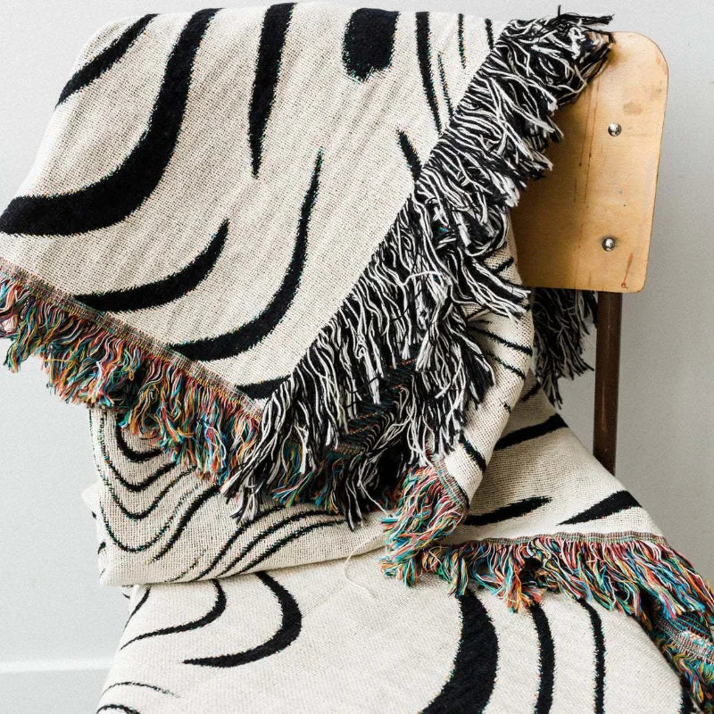 Abstract Wavy Jacquard Woven Throw Blanket Boho Black White Swirl Tassel Blanket Modern Art Woven Sofa Throw Home Decor