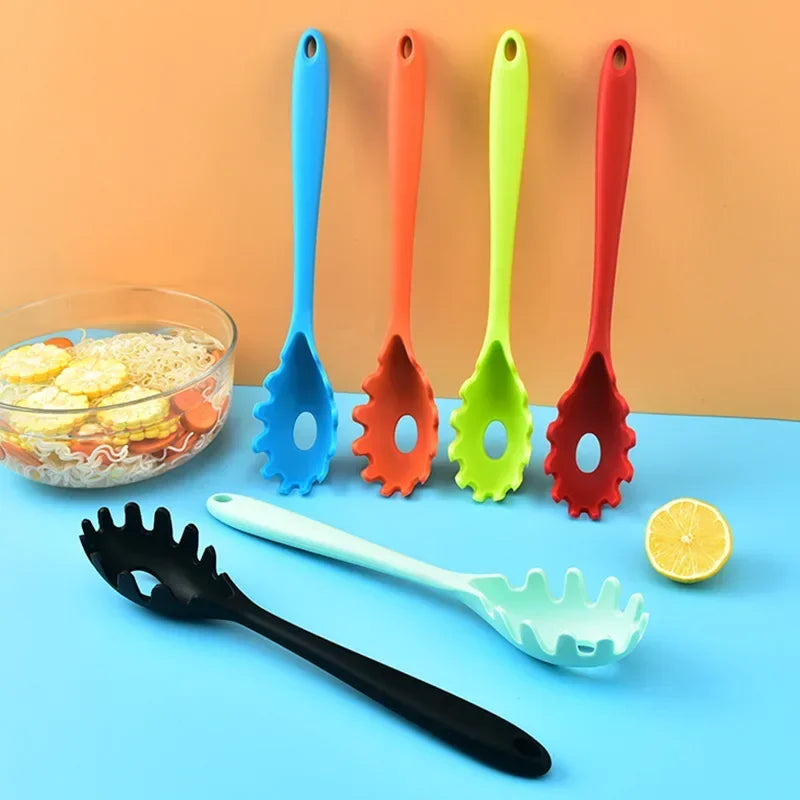 Silicone Pasta Noodle Colander Long Handle Spaghetti Spoon Noodle Scoop Colander Slot Spoon Nylon Drain Strainer Kitchen Gadget