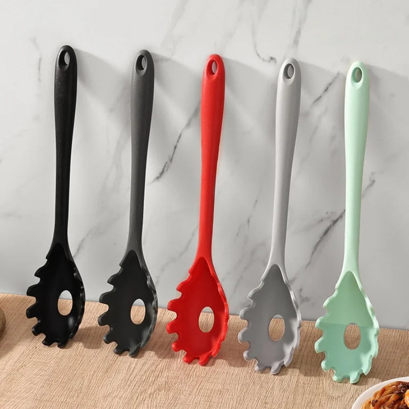 Silicone Pasta Noodle Colander Long Handle Spaghetti Spoon Noodle Scoop Colander Slot Spoon Nylon Drain Strainer Kitchen Gadget