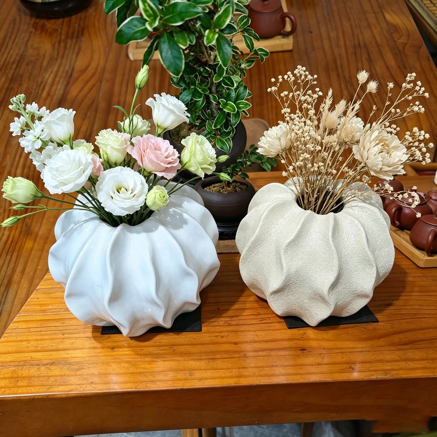 High-End Beige Ceramic Vase with Light Luxury Wave Yang Peach Flower Decorative Home Garden Centerpiece