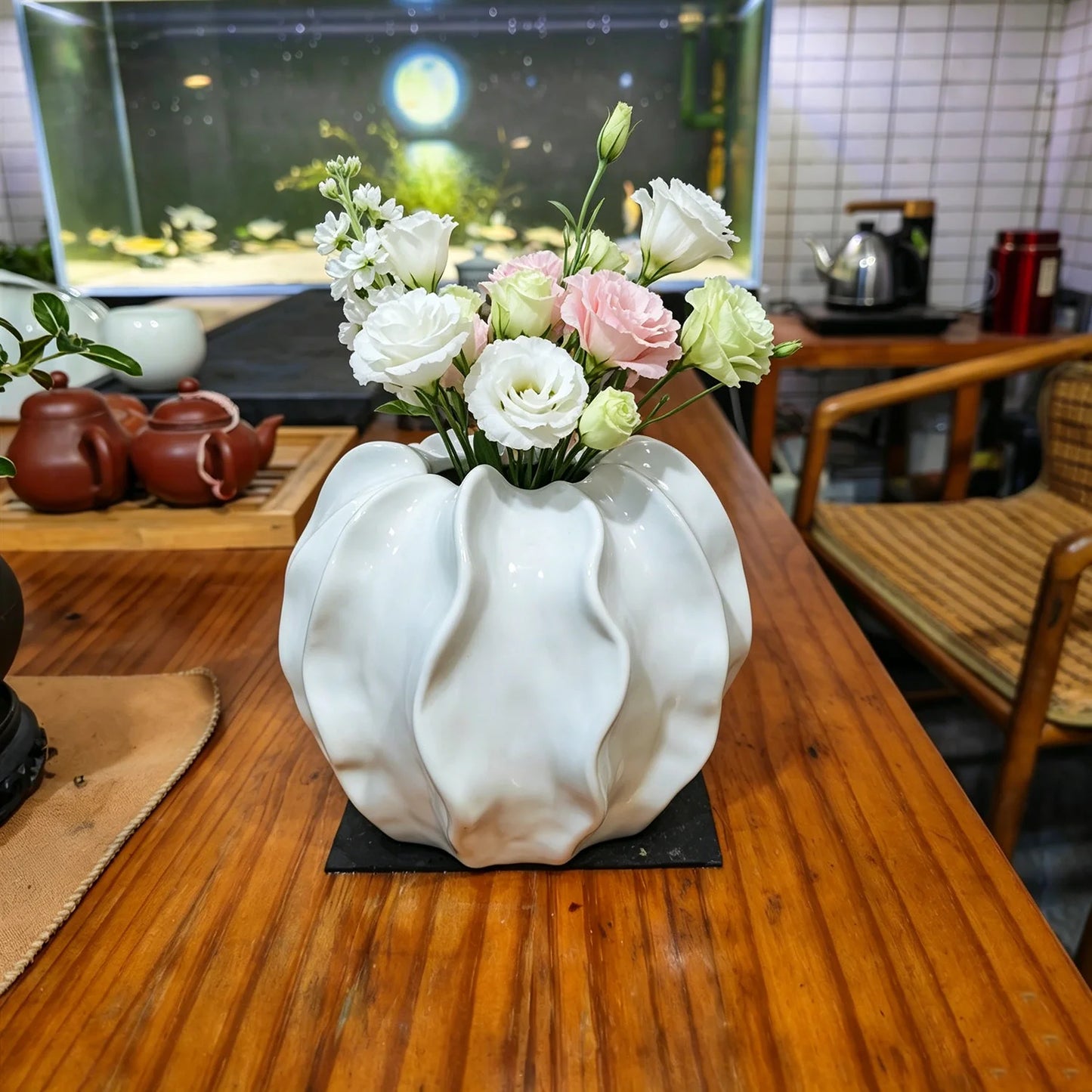 High-End Beige Ceramic Vase with Light Luxury Wave Yang Peach Flower Decorative Home Garden Centerpiece