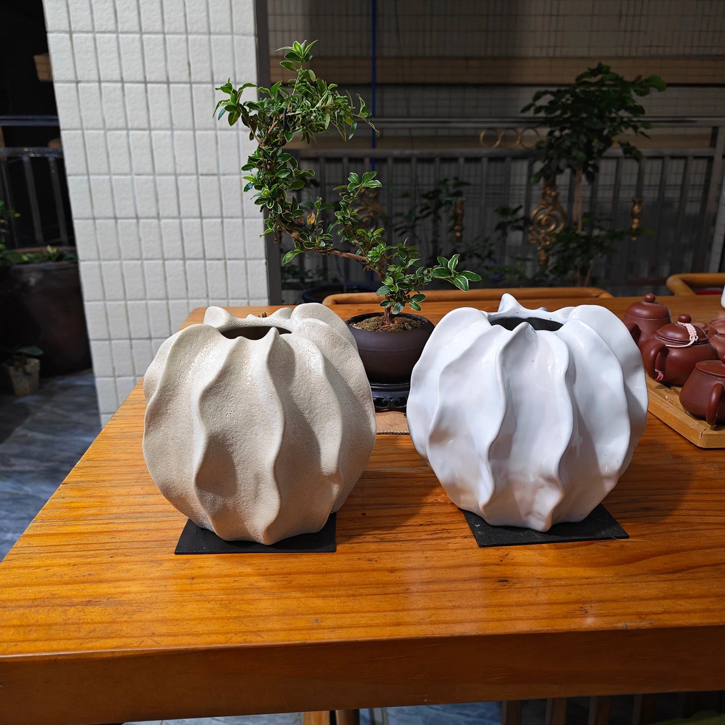 High-End Beige Ceramic Vase with Light Luxury Wave Yang Peach Flower Decorative Home Garden Centerpiece